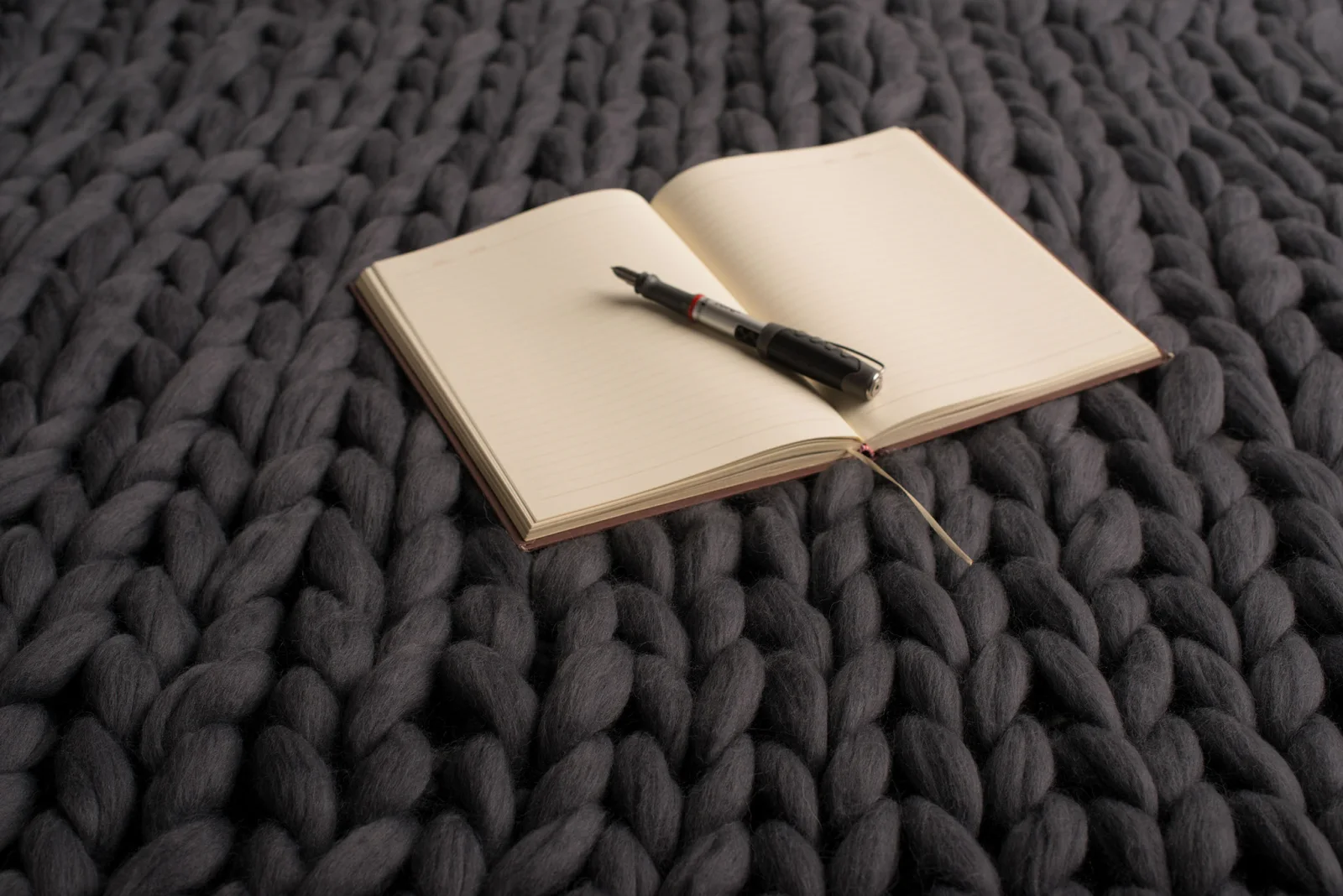 Product photography — notebook pen — ORIA.FILMS